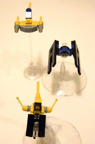 Illustration for article titled Using Hundreds of LEGO Star Wars Mini-Spaceships to Create Huge Battles